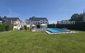 Der großzügige Garten mit Pool