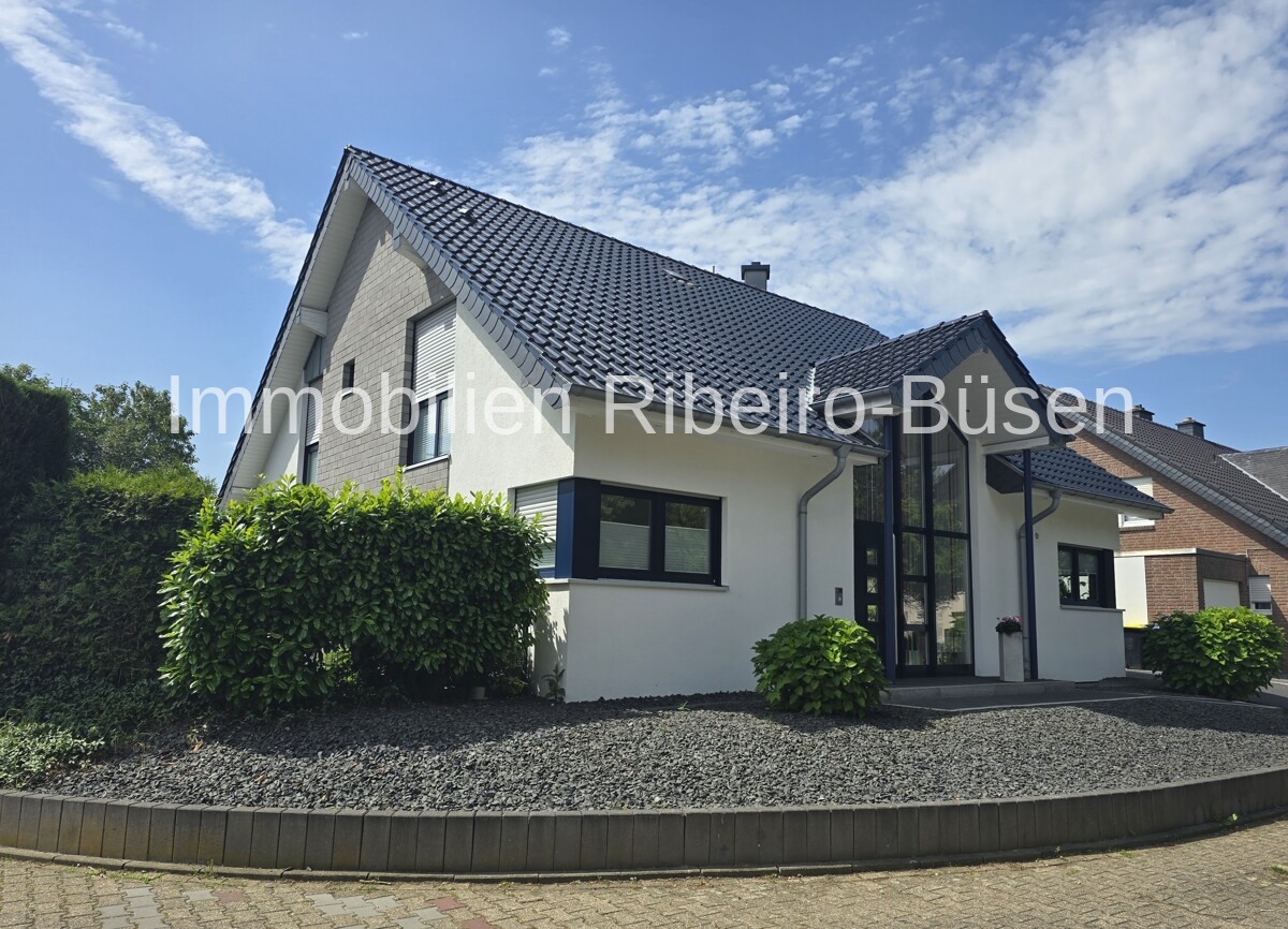 Ein Zuhause für höchste Ansprüche – großzügiges Wohnen mit Pool und Einliegerwohnung
